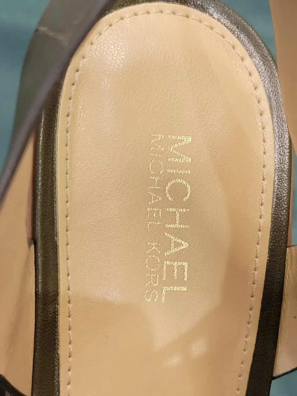 MICHAEL KORS OLIVE LEATHER PLATFORM HEELS 8.5 LIKE NEW